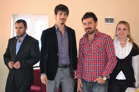 Hakkarinin Yüksekova ilçesinde açılışı yapılan spor tesisindeki ilk halı saha maçını BDP Hakkari Milletvekili Adil Kurt başlattı.