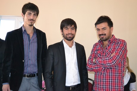 Hakkarinin Yüksekova ilçesinde açılışı yapılan spor tesisindeki ilk halı saha maçını BDP Hakkari Milletvekili Adil Kurt başlattı.