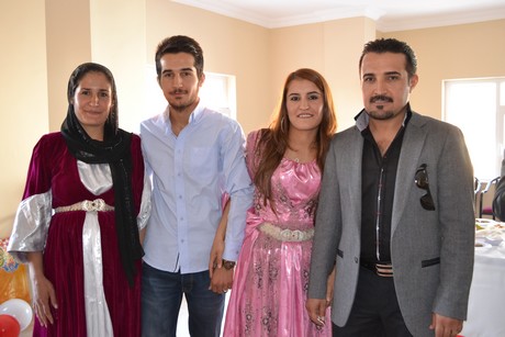 Hakkarinin Yüksekova ilçesinde açılışı yapılan spor tesisindeki ilk halı saha maçını BDP Hakkari Milletvekili Adil Kurt başlattı.