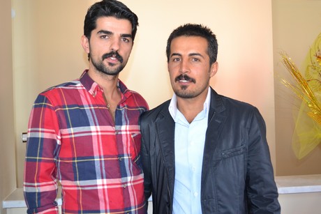 Hakkarinin Yüksekova ilçesinde açılışı yapılan spor tesisindeki ilk halı saha maçını BDP Hakkari Milletvekili Adil Kurt başlattı.