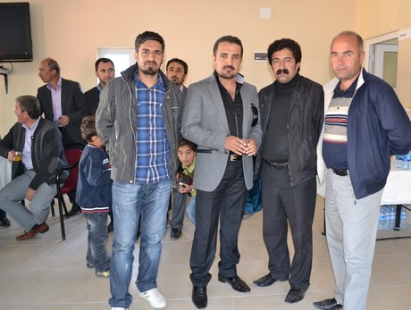 Hakkarinin Yüksekova ilçesinde açılışı yapılan spor tesisindeki ilk halı saha maçını BDP Hakkari Milletvekili Adil Kurt başlattı.