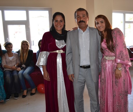 Hakkarinin Yüksekova ilçesinde açılışı yapılan spor tesisindeki ilk halı saha maçını BDP Hakkari Milletvekili Adil Kurt başlattı.