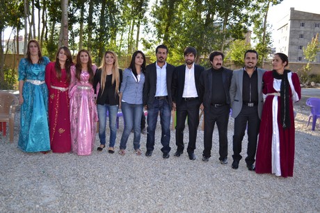 Hakkarinin Yüksekova ilçesinde açılışı yapılan spor tesisindeki ilk halı saha maçını BDP Hakkari Milletvekili Adil Kurt başlattı.