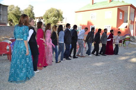 Hakkarinin Yüksekova ilçesinde açılışı yapılan spor tesisindeki ilk halı saha maçını BDP Hakkari Milletvekili Adil Kurt başlattı.