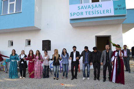 Hakkarinin Yüksekova ilçesinde açılışı yapılan spor tesisindeki ilk halı saha maçını BDP Hakkari Milletvekili Adil Kurt başlattı.