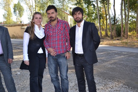 Hakkarinin Yüksekova ilçesinde açılışı yapılan spor tesisindeki ilk halı saha maçını BDP Hakkari Milletvekili Adil Kurt başlattı.