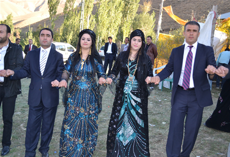 Hakkari'nin Yüksekova ilçesinde 08-09-10.2011 Ekim Dünya evine giren bazı çiftlerimizi sizler için sayfamıza taşıdık. Yüksekova Güncel ailesi olarak tüm çiftlerimize mutluluklar dileriz.
