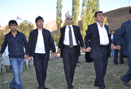 Hakkari'nin Yüksekova ilçesinde 08-09-10.2011 Ekim Dünya evine giren bazı çiftlerimizi sizler için sayfamıza taşıdık. Yüksekova Güncel ailesi olarak tüm çiftlerimize mutluluklar dileriz.