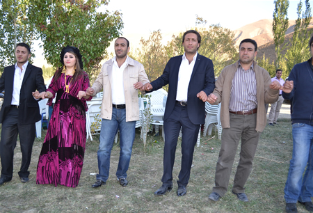 Hakkari'nin Yüksekova ilçesinde 08-09-10.2011 Ekim Dünya evine giren bazı çiftlerimizi sizler için sayfamıza taşıdık. Yüksekova Güncel ailesi olarak tüm çiftlerimize mutluluklar dileriz.