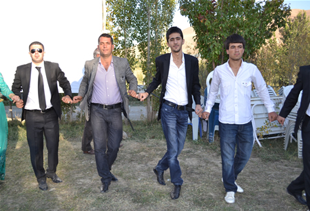 Hakkari'nin Yüksekova ilçesinde 08-09-10.2011 Ekim Dünya evine giren bazı çiftlerimizi sizler için sayfamıza taşıdık. Yüksekova Güncel ailesi olarak tüm çiftlerimize mutluluklar dileriz.