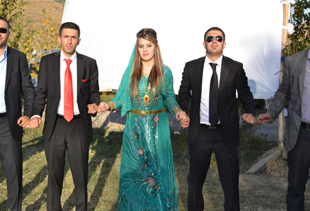 Hakkari'nin Yüksekova ilçesinde 08-09-10.2011 Ekim Dünya evine giren bazı çiftlerimizi sizler için sayfamıza taşıdık. Yüksekova Güncel ailesi olarak tüm çiftlerimize mutluluklar dileriz.