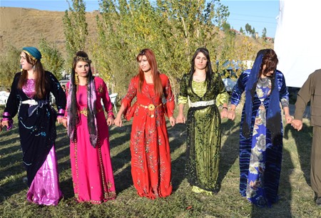 Hakkari'nin Yüksekova ilçesinde 08-09-10.2011 Ekim Dünya evine giren bazı çiftlerimizi sizler için sayfamıza taşıdık. Yüksekova Güncel ailesi olarak tüm çiftlerimize mutluluklar dileriz.