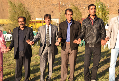 Hakkari'nin Yüksekova ilçesinde 08-09-10.2011 Ekim Dünya evine giren bazı çiftlerimizi sizler için sayfamıza taşıdık. Yüksekova Güncel ailesi olarak tüm çiftlerimize mutluluklar dileriz.