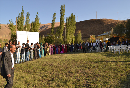 Hakkari'nin Yüksekova ilçesinde 08-09-10.2011 Ekim Dünya evine giren bazı çiftlerimizi sizler için sayfamıza taşıdık. Yüksekova Güncel ailesi olarak tüm çiftlerimize mutluluklar dileriz.