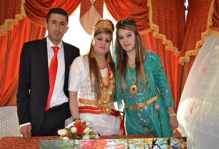 Hakkari'nin Yüksekova ilçesinde 08-09-10.2011 Ekim Dünya evine giren bazı çiftlerimizi sizler için sayfamıza taşıdık. Yüksekova Güncel ailesi olarak tüm çiftlerimize mutluluklar dileriz.