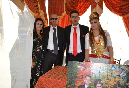 Hakkari'nin Yüksekova ilçesinde 08-09-10.2011 Ekim Dünya evine giren bazı çiftlerimizi sizler için sayfamıza taşıdık. Yüksekova Güncel ailesi olarak tüm çiftlerimize mutluluklar dileriz.