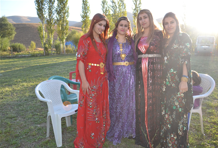 Hakkari'nin Yüksekova ilçesinde 08-09-10.2011 Ekim Dünya evine giren bazı çiftlerimizi sizler için sayfamıza taşıdık. Yüksekova Güncel ailesi olarak tüm çiftlerimize mutluluklar dileriz.