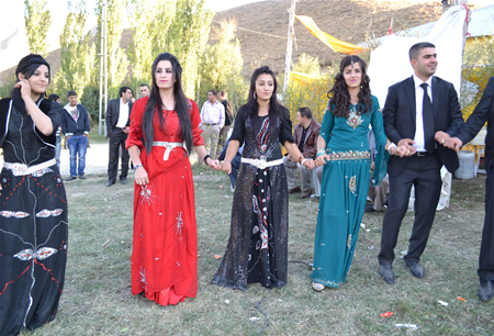 Hakkari'nin Yüksekova ilçesinde 08-09-10.2011 Ekim Dünya evine giren bazı çiftlerimizi sizler için sayfamıza taşıdık. Yüksekova Güncel ailesi olarak tüm çiftlerimize mutluluklar dileriz.