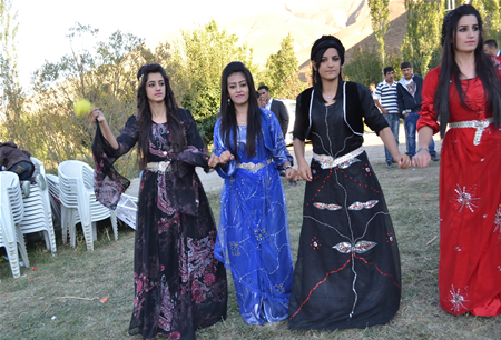 Hakkari'nin Yüksekova ilçesinde 08-09-10.2011 Ekim Dünya evine giren bazı çiftlerimizi sizler için sayfamıza taşıdık. Yüksekova Güncel ailesi olarak tüm çiftlerimize mutluluklar dileriz.