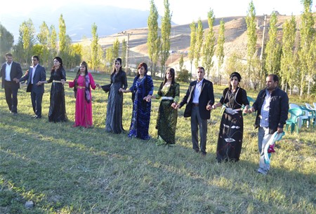 Hakkari'nin Yüksekova ilçesinde 08-09-10.2011 Ekim Dünya evine giren bazı çiftlerimizi sizler için sayfamıza taşıdık. Yüksekova Güncel ailesi olarak tüm çiftlerimize mutluluklar dileriz.