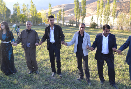 Hakkari'nin Yüksekova ilçesinde 08-09-10.2011 Ekim Dünya evine giren bazı çiftlerimizi sizler için sayfamıza taşıdık. Yüksekova Güncel ailesi olarak tüm çiftlerimize mutluluklar dileriz.