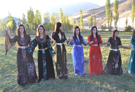 Hakkari'nin Yüksekova ilçesinde 08-09-10.2011 Ekim Dünya evine giren bazı çiftlerimizi sizler için sayfamıza taşıdık. Yüksekova Güncel ailesi olarak tüm çiftlerimize mutluluklar dileriz.