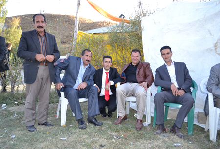 Hakkari'nin Yüksekova ilçesinde 08-09-10.2011 Ekim Dünya evine giren bazı çiftlerimizi sizler için sayfamıza taşıdık. Yüksekova Güncel ailesi olarak tüm çiftlerimize mutluluklar dileriz.
