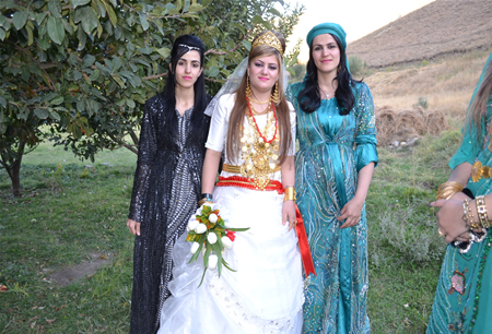 Hakkari'nin Yüksekova ilçesinde 08-09-10.2011 Ekim Dünya evine giren bazı çiftlerimizi sizler için sayfamıza taşıdık. Yüksekova Güncel ailesi olarak tüm çiftlerimize mutluluklar dileriz.
