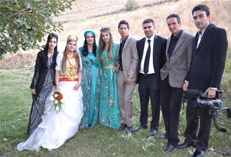 Hakkari'nin Yüksekova ilçesinde 08-09-10.2011 Ekim Dünya evine giren bazı çiftlerimizi sizler için sayfamıza taşıdık. Yüksekova Güncel ailesi olarak tüm çiftlerimize mutluluklar dileriz.