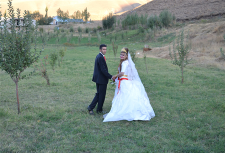 Hakkari'nin Yüksekova ilçesinde 08-09-10.2011 Ekim Dünya evine giren bazı çiftlerimizi sizler için sayfamıza taşıdık. Yüksekova Güncel ailesi olarak tüm çiftlerimize mutluluklar dileriz.