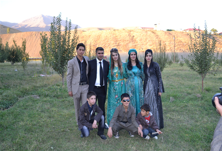 Hakkari'nin Yüksekova ilçesinde 08-09-10.2011 Ekim Dünya evine giren bazı çiftlerimizi sizler için sayfamıza taşıdık. Yüksekova Güncel ailesi olarak tüm çiftlerimize mutluluklar dileriz.