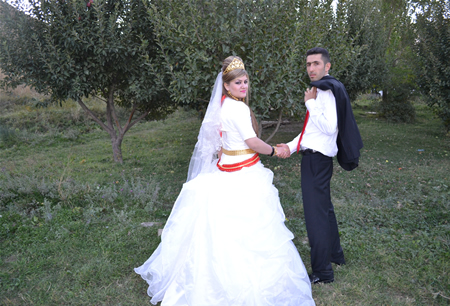 Hakkari'nin Yüksekova ilçesinde 08-09-10.2011 Ekim Dünya evine giren bazı çiftlerimizi sizler için sayfamıza taşıdık. Yüksekova Güncel ailesi olarak tüm çiftlerimize mutluluklar dileriz.