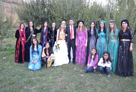 Hakkari'nin Yüksekova ilçesinde 08-09-10.2011 Ekim Dünya evine giren bazı çiftlerimizi sizler için sayfamıza taşıdık. Yüksekova Güncel ailesi olarak tüm çiftlerimize mutluluklar dileriz.