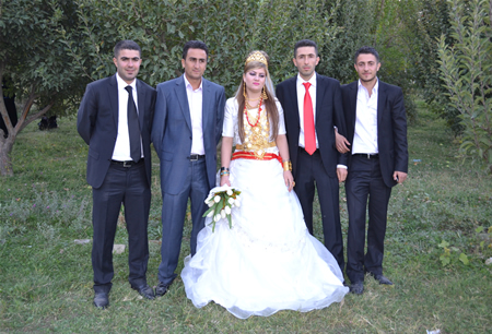 Hakkari'nin Yüksekova ilçesinde 08-09-10.2011 Ekim Dünya evine giren bazı çiftlerimizi sizler için sayfamıza taşıdık. Yüksekova Güncel ailesi olarak tüm çiftlerimize mutluluklar dileriz.