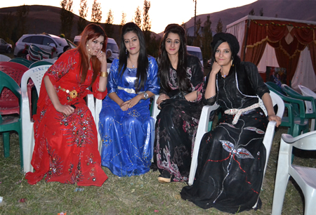 Hakkari'nin Yüksekova ilçesinde 08-09-10.2011 Ekim Dünya evine giren bazı çiftlerimizi sizler için sayfamıza taşıdık. Yüksekova Güncel ailesi olarak tüm çiftlerimize mutluluklar dileriz.