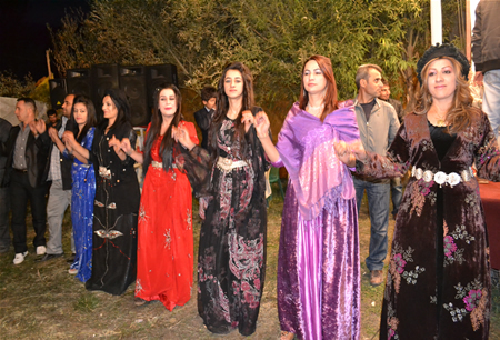 Hakkari'nin Yüksekova ilçesinde 08-09-10.2011 Ekim Dünya evine giren bazı çiftlerimizi sizler için sayfamıza taşıdık. Yüksekova Güncel ailesi olarak tüm çiftlerimize mutluluklar dileriz.