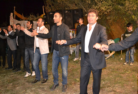 Hakkari'nin Yüksekova ilçesinde 08-09-10.2011 Ekim Dünya evine giren bazı çiftlerimizi sizler için sayfamıza taşıdık. Yüksekova Güncel ailesi olarak tüm çiftlerimize mutluluklar dileriz.