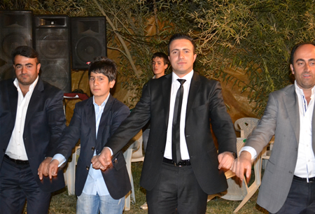 Hakkari'nin Yüksekova ilçesinde 08-09-10.2011 Ekim Dünya evine giren bazı çiftlerimizi sizler için sayfamıza taşıdık. Yüksekova Güncel ailesi olarak tüm çiftlerimize mutluluklar dileriz.