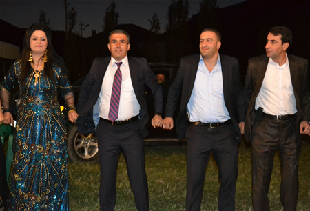 Hakkari'nin Yüksekova ilçesinde 08-09-10.2011 Ekim Dünya evine giren bazı çiftlerimizi sizler için sayfamıza taşıdık. Yüksekova Güncel ailesi olarak tüm çiftlerimize mutluluklar dileriz.