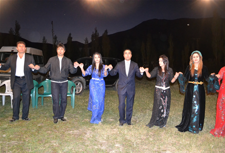 Hakkari'nin Yüksekova ilçesinde 08-09-10.2011 Ekim Dünya evine giren bazı çiftlerimizi sizler için sayfamıza taşıdık. Yüksekova Güncel ailesi olarak tüm çiftlerimize mutluluklar dileriz.