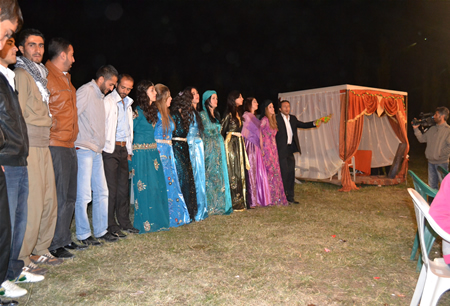 Hakkari'nin Yüksekova ilçesinde 08-09-10.2011 Ekim Dünya evine giren bazı çiftlerimizi sizler için sayfamıza taşıdık. Yüksekova Güncel ailesi olarak tüm çiftlerimize mutluluklar dileriz.