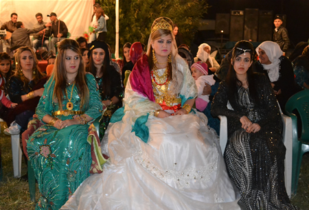 Hakkari'nin Yüksekova ilçesinde 08-09-10.2011 Ekim Dünya evine giren bazı çiftlerimizi sizler için sayfamıza taşıdık. Yüksekova Güncel ailesi olarak tüm çiftlerimize mutluluklar dileriz.