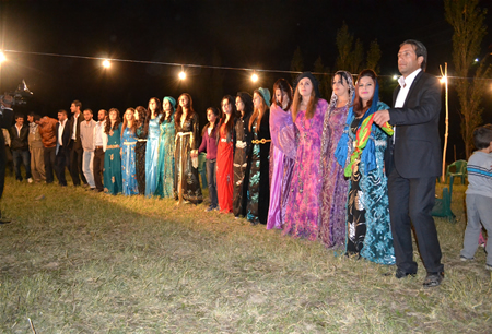 Hakkari'nin Yüksekova ilçesinde 08-09-10.2011 Ekim Dünya evine giren bazı çiftlerimizi sizler için sayfamıza taşıdık. Yüksekova Güncel ailesi olarak tüm çiftlerimize mutluluklar dileriz.