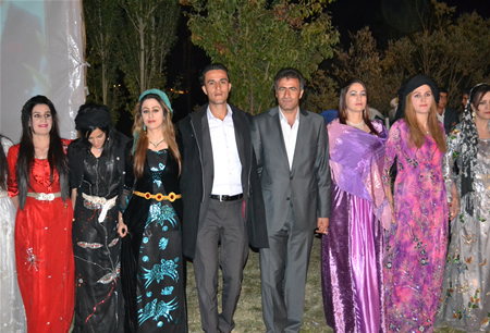 Hakkari'nin Yüksekova ilçesinde 08-09-10.2011 Ekim Dünya evine giren bazı çiftlerimizi sizler için sayfamıza taşıdık. Yüksekova Güncel ailesi olarak tüm çiftlerimize mutluluklar dileriz.