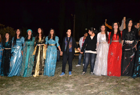 Hakkari'nin Yüksekova ilçesinde 08-09-10.2011 Ekim Dünya evine giren bazı çiftlerimizi sizler için sayfamıza taşıdık. Yüksekova Güncel ailesi olarak tüm çiftlerimize mutluluklar dileriz.