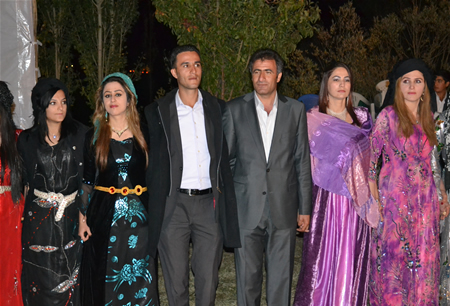 Hakkari'nin Yüksekova ilçesinde 08-09-10.2011 Ekim Dünya evine giren bazı çiftlerimizi sizler için sayfamıza taşıdık. Yüksekova Güncel ailesi olarak tüm çiftlerimize mutluluklar dileriz.