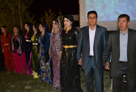 Hakkari'nin Yüksekova ilçesinde 08-09-10.2011 Ekim Dünya evine giren bazı çiftlerimizi sizler için sayfamıza taşıdık. Yüksekova Güncel ailesi olarak tüm çiftlerimize mutluluklar dileriz.