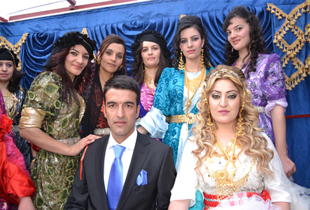 Hakkari'nin Yüksekova ilçesinde 08-09-10.2011 Ekim Dünya evine giren bazı çiftlerimizi sizler için sayfamıza taşıdık. Yüksekova Güncel ailesi olarak tüm çiftlerimize mutluluklar dileriz.