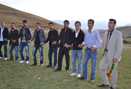 Hakkari'nin Yüksekova ilçesinde 08-09-10.2011 Ekim Dünya evine giren bazı çiftlerimizi sizler için sayfamıza taşıdık. Yüksekova Güncel ailesi olarak tüm çiftlerimize mutluluklar dileriz.