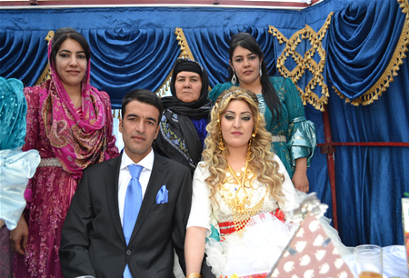 Hakkari'nin Yüksekova ilçesinde 08-09-10.2011 Ekim Dünya evine giren bazı çiftlerimizi sizler için sayfamıza taşıdık. Yüksekova Güncel ailesi olarak tüm çiftlerimize mutluluklar dileriz.